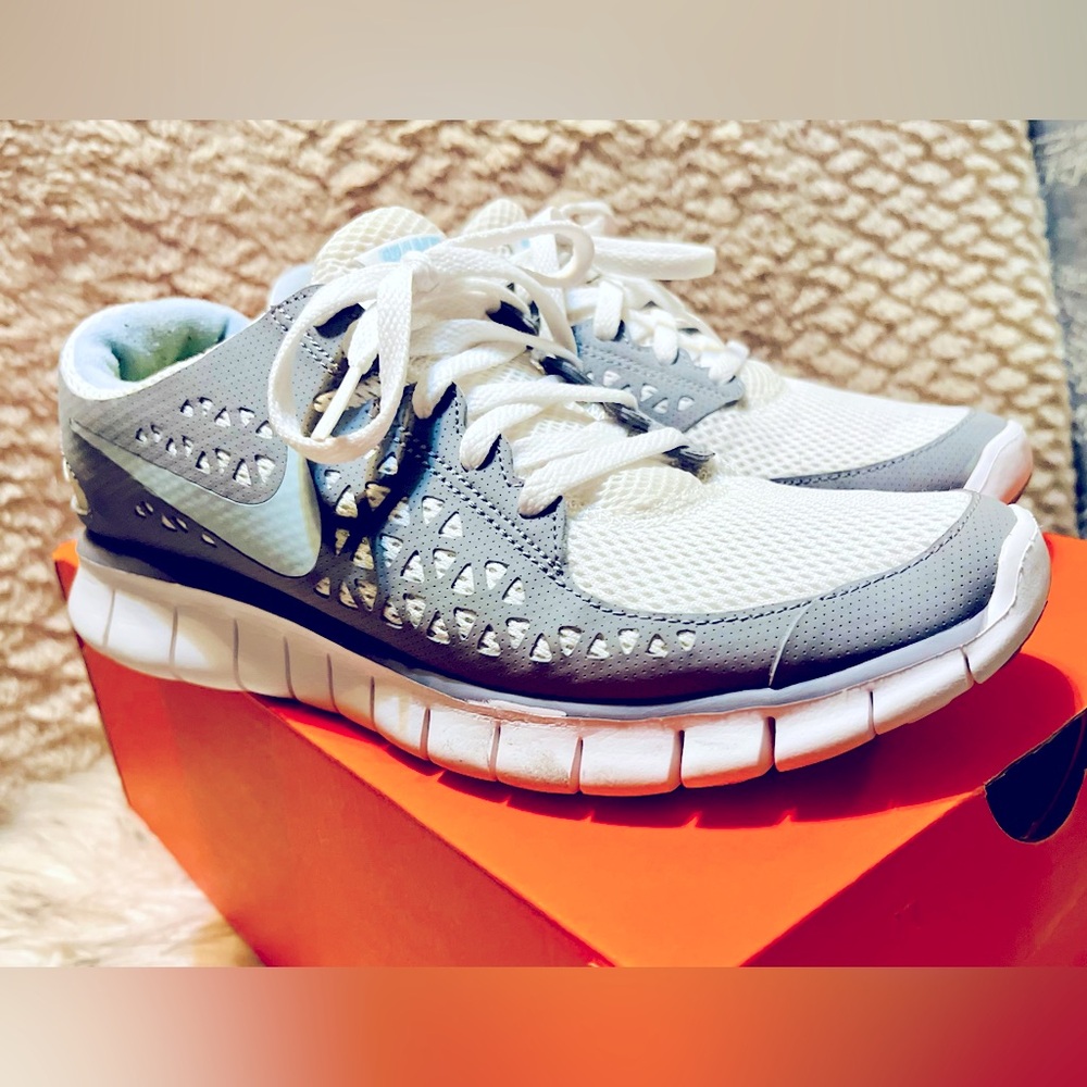 NIKE FREE 4.0 V2 Athletic Running Shoe